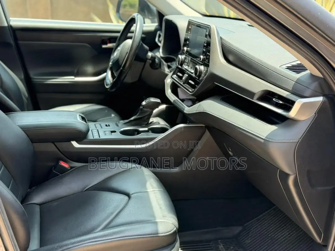 Toyota Highlander XLE 2022 Gray