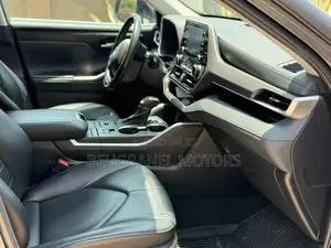 Toyota Highlander XLE 2022 Gray