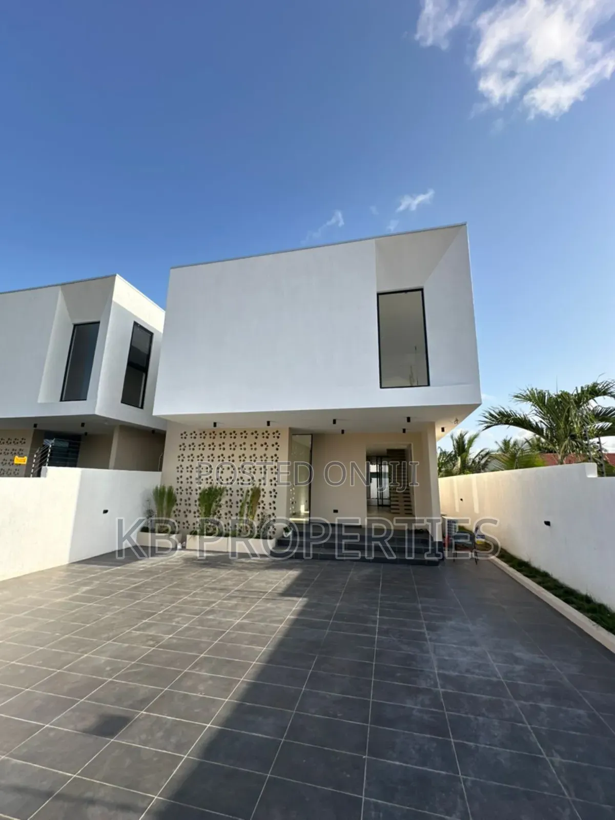 4bdrm Duplex in Kb Properties, American House for sale