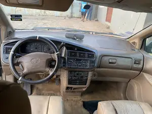 Toyota Sienna 2000 Gold