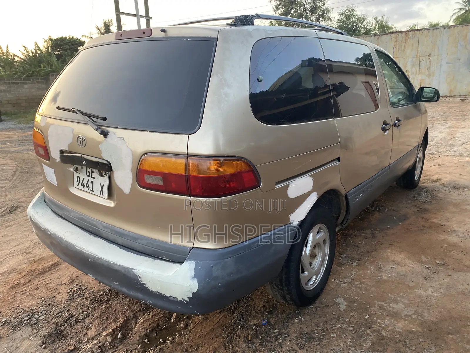 Toyota Sienna 2000 Gold