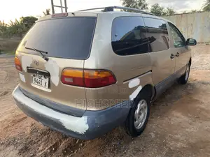 Toyota Sienna 2000 Gold