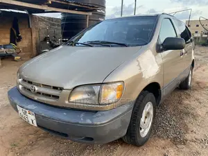 Toyota Sienna 2000 Gold