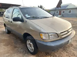 Toyota Sienna 2000 Gold