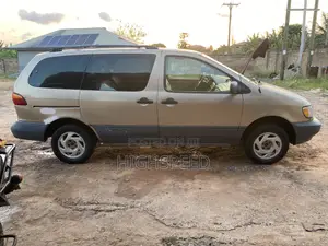 Toyota Sienna 2000 Gold