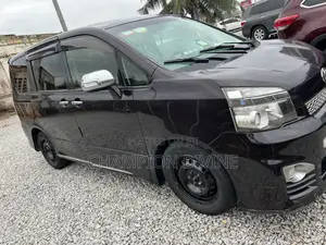 Toyota Voxy 2013