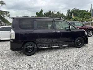 Toyota Voxy 2013