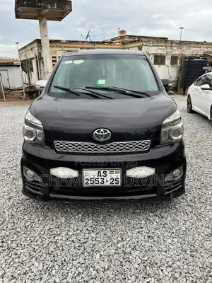 Toyota Voxy 2013