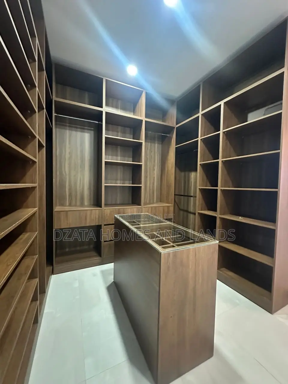 4bdrm Mansion in Sakumono, Spintex for sale