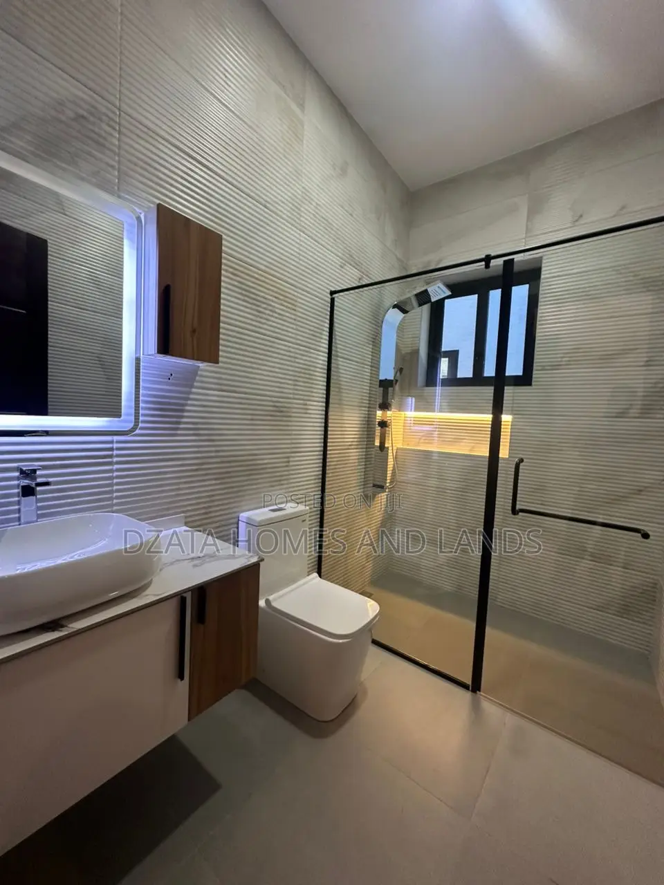 4bdrm Mansion in Sakumono, Spintex for sale