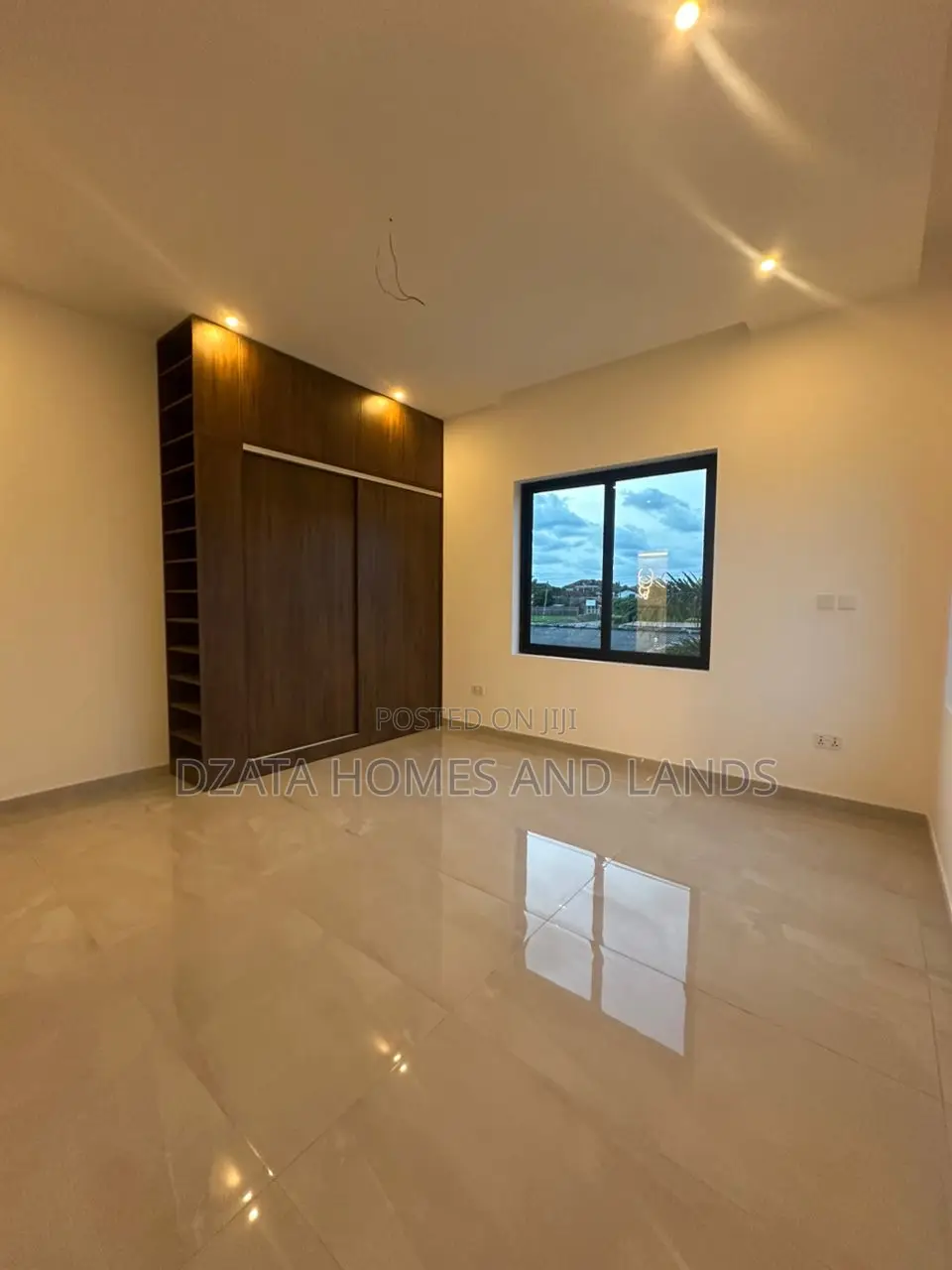 4bdrm Mansion in Sakumono, Spintex for sale