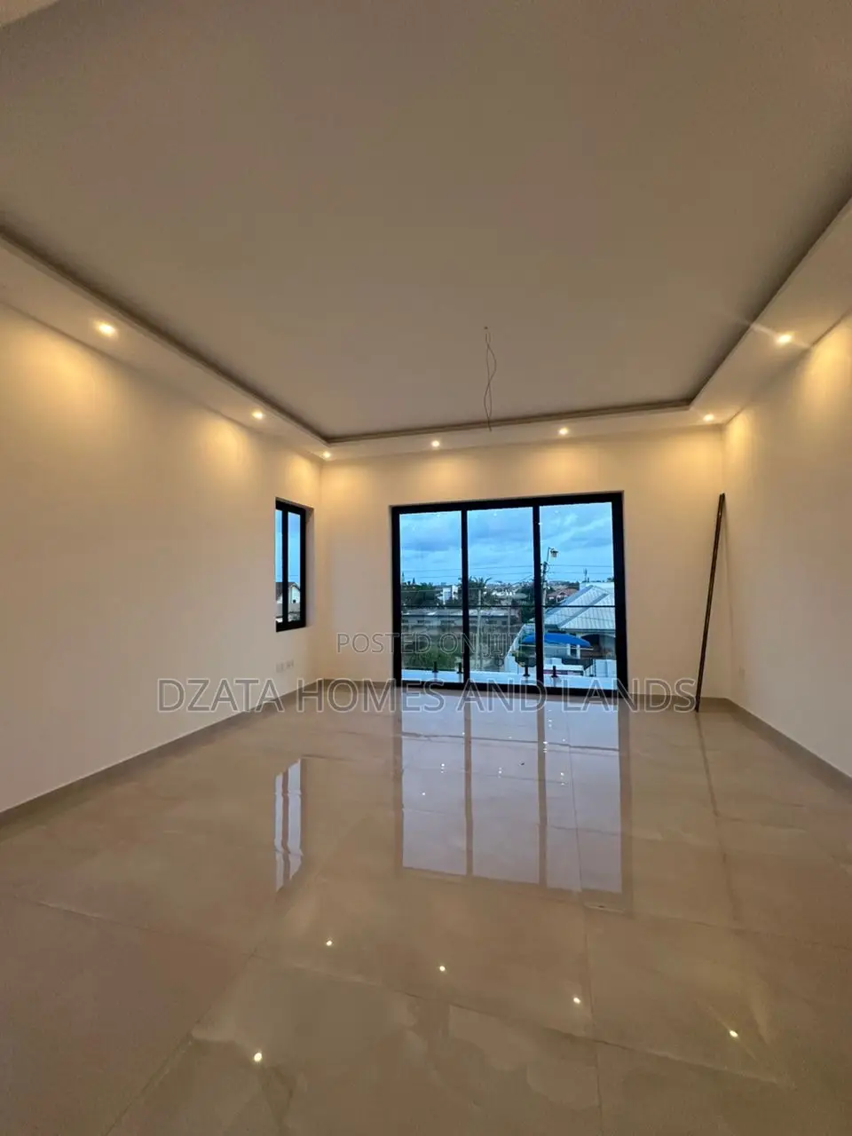 4bdrm Mansion in Sakumono, Spintex for sale