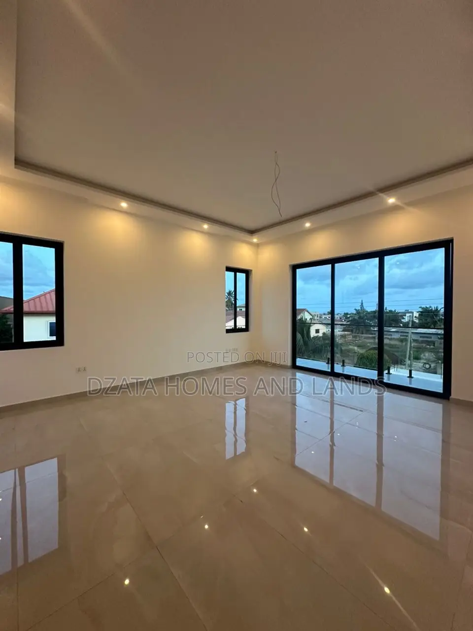 4bdrm Mansion in Sakumono, Spintex for sale