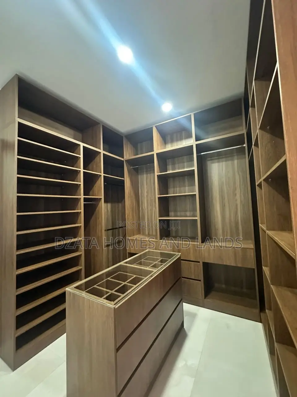 4bdrm Mansion in Sakumono, Spintex for sale