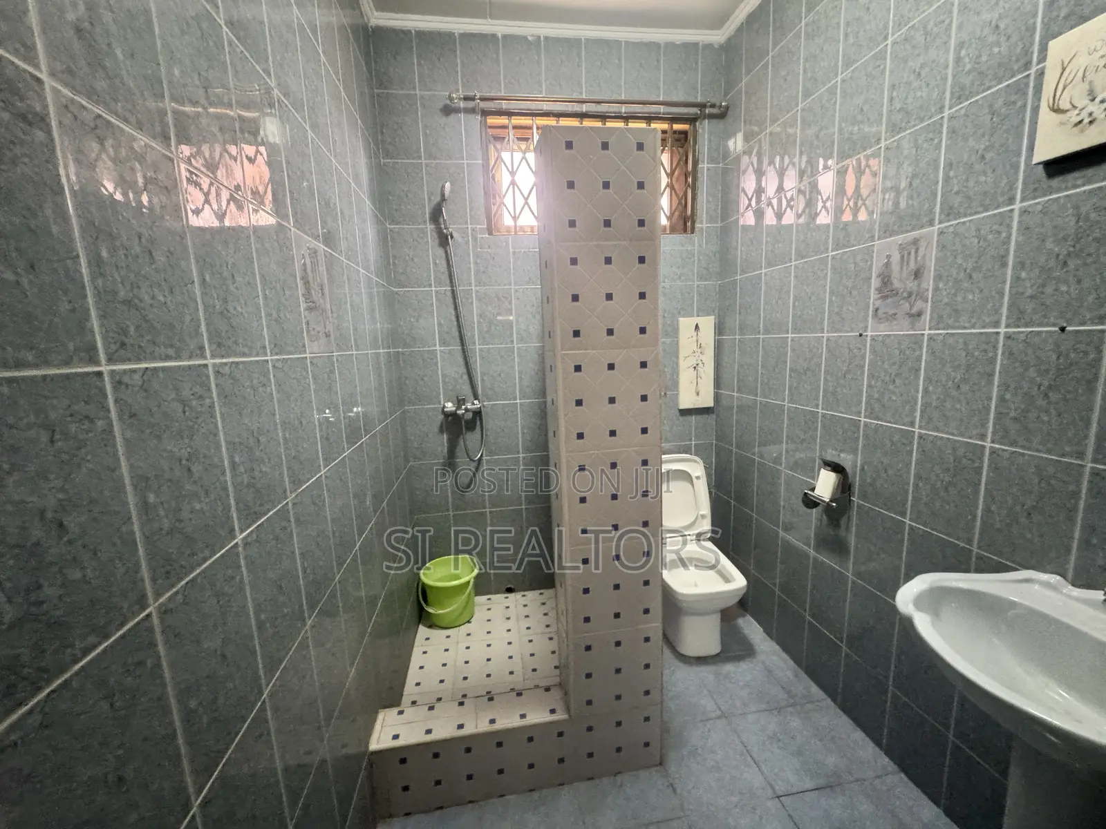 Furnished 4bdrm Bungalow in Sakumono Estates for rent