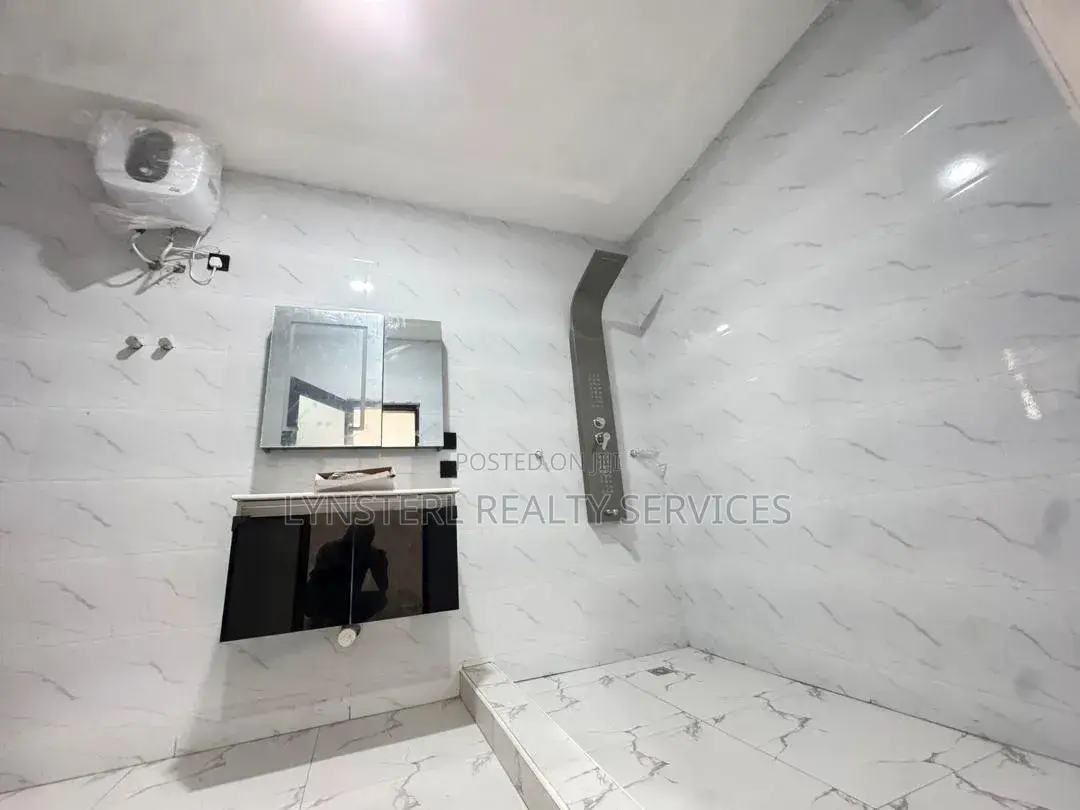 4bdrm Duplex in Housing Down for sale