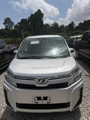 Toyota Voxy 2018 Silver