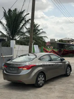 Hyundai Elantra GLS Sedan FWD (1.8L 4cyl 6M) 2013 Gold