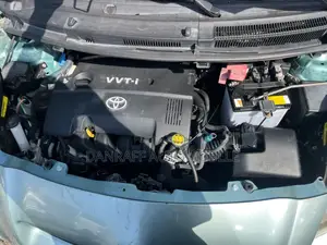 Toyota Vitz 1.5 FWD 5dr 2010 Green