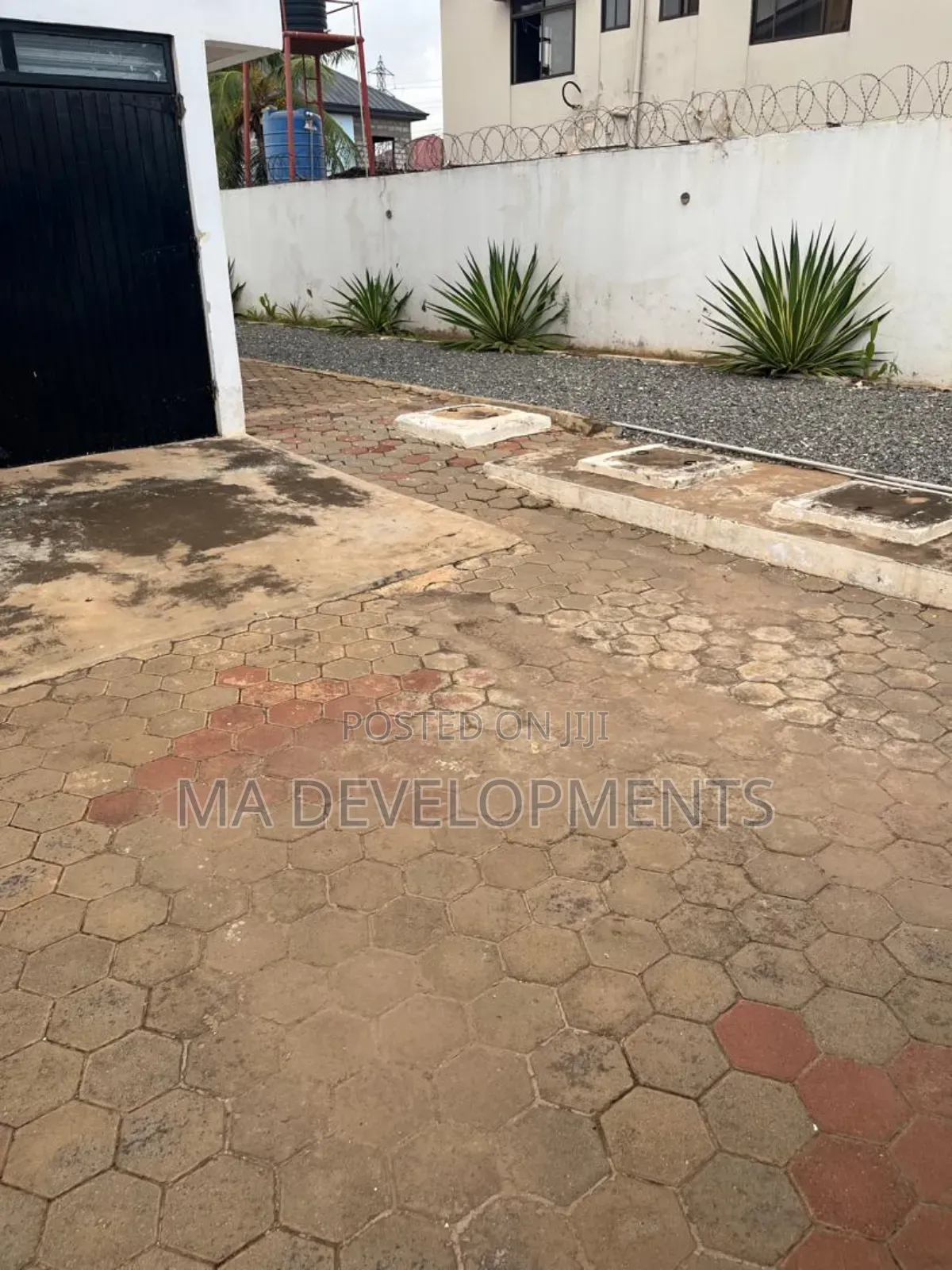 5bdrm House in Lashibi for sale