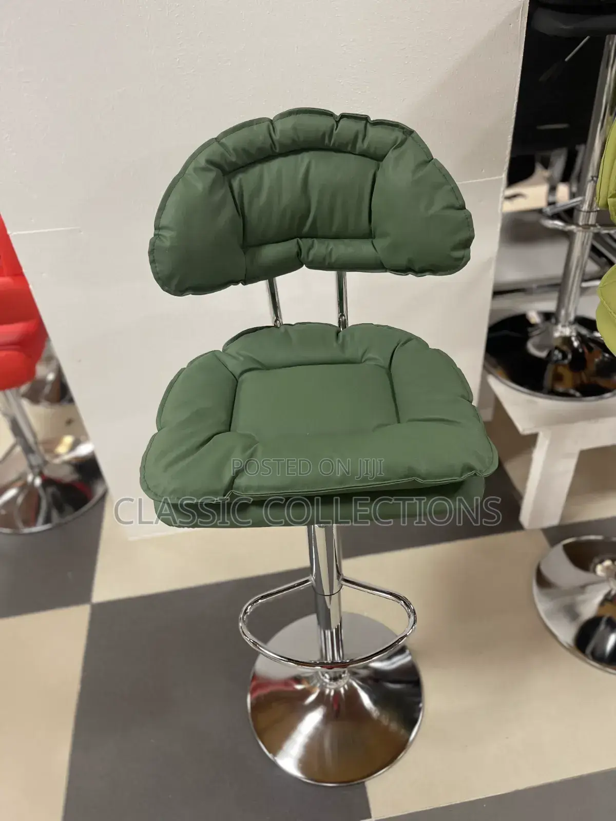Modern Adjustable Leather Bar Stool With Scalloped Backrest