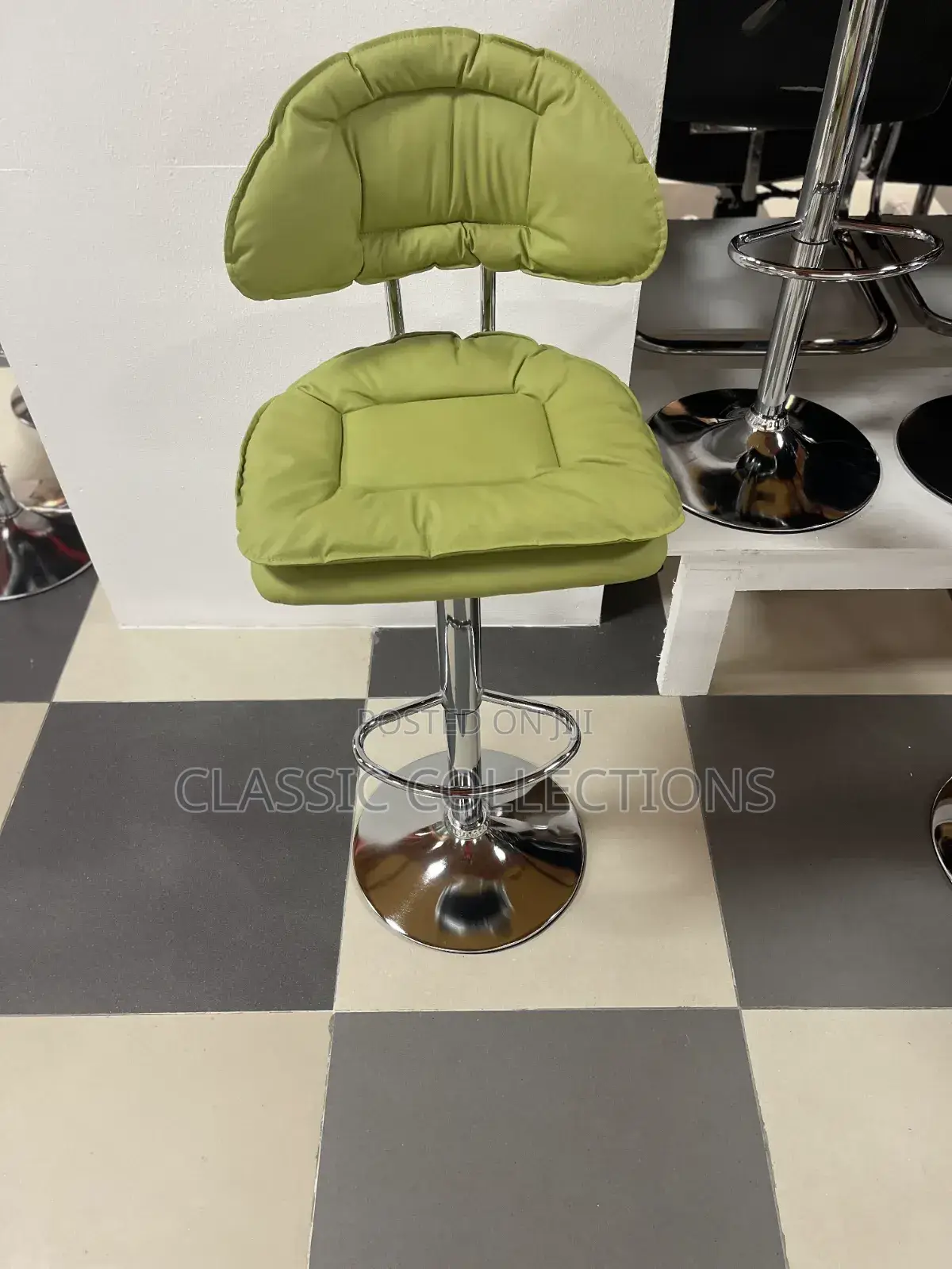 Modern Adjustable Leather Bar Stool With Scalloped Backrest