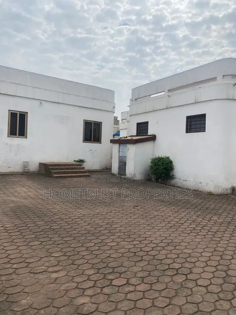 5bdrm House in Achimota Cfc for sale
