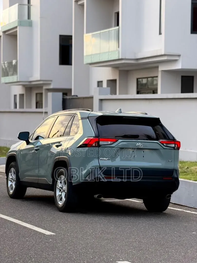 Toyota RAV4 XLE 2022 Gray
