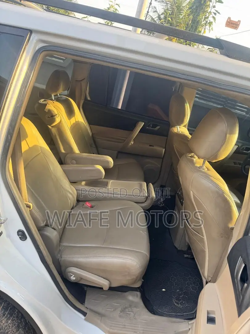 Toyota Highlander 2.7L 2WD 2013 White