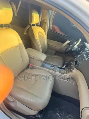Toyota Highlander 2.7L 2WD 2013 White