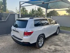 Toyota Highlander 2.7L 2WD 2013 White