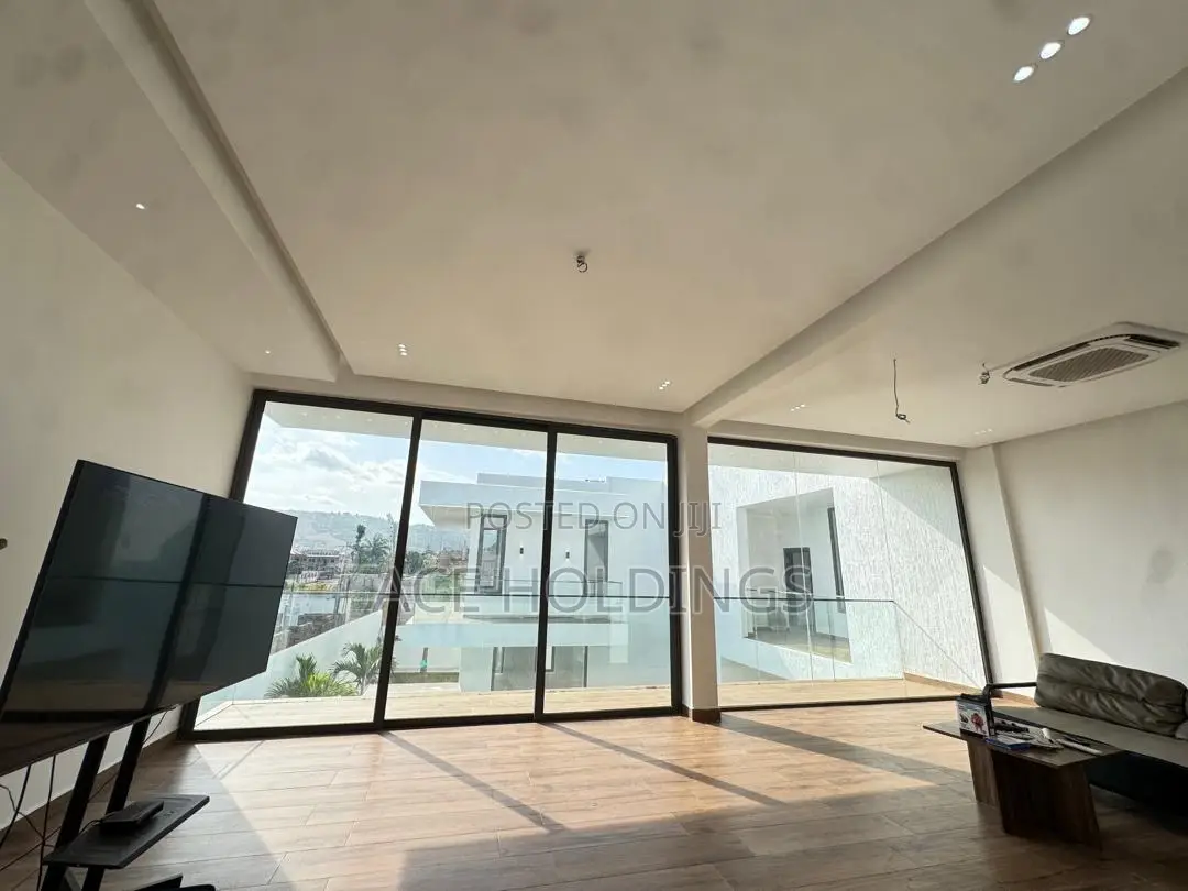 5bdrm Mansion in Oyarifa for sale