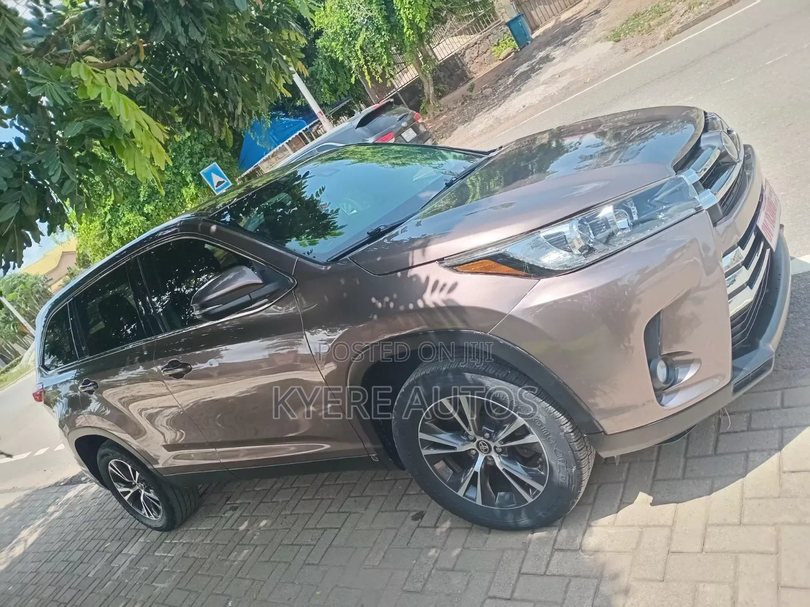 Toyota Highlander LE 2019 Brown