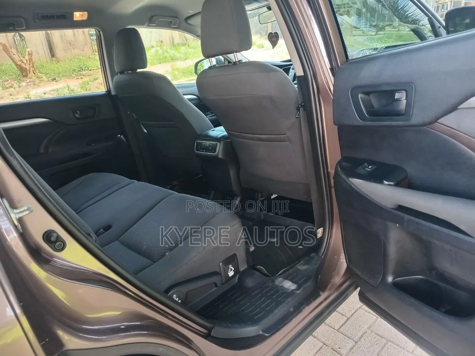 Toyota Highlander LE 2019 Brown