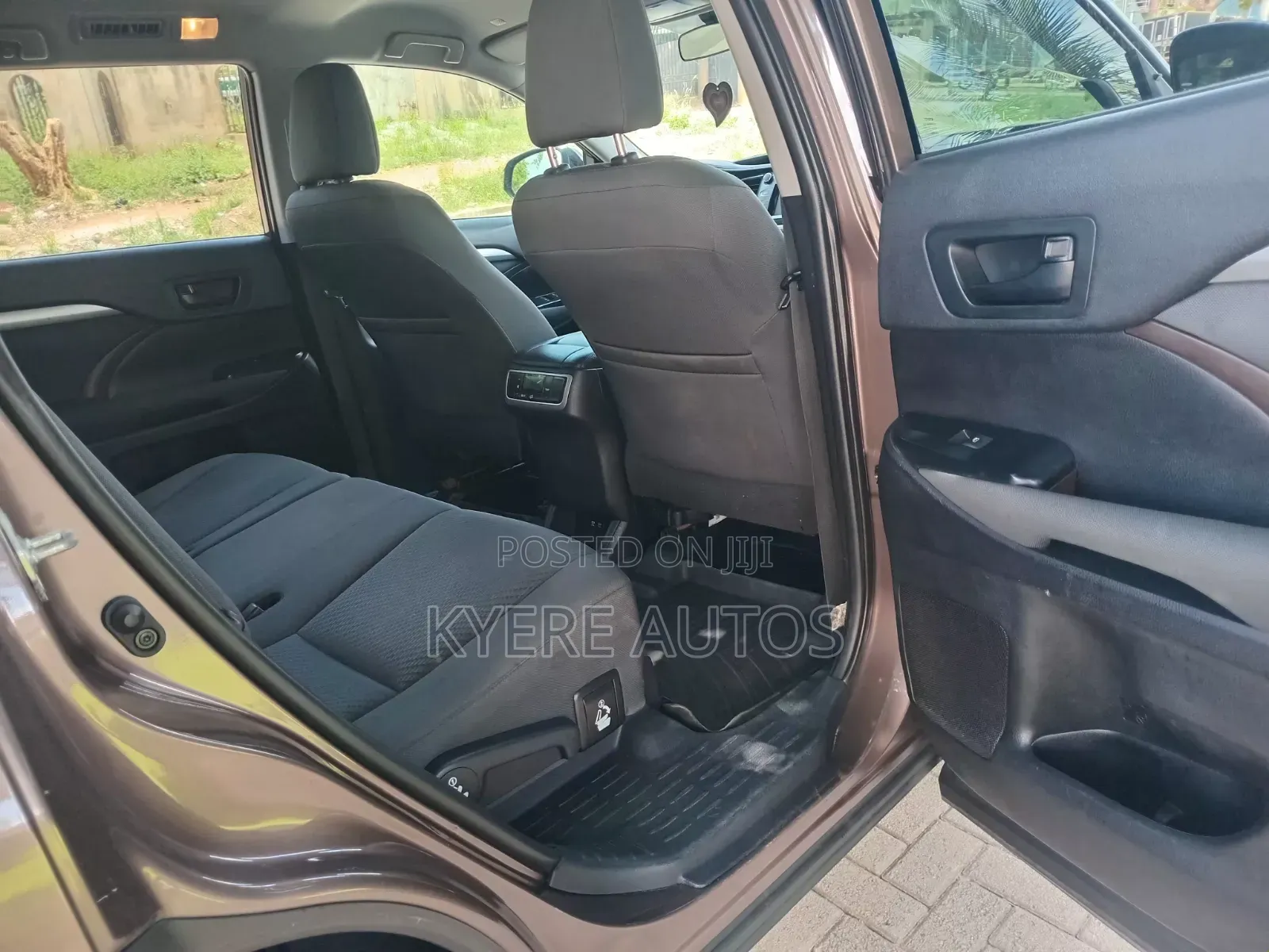 Toyota Highlander LE 2019 Brown