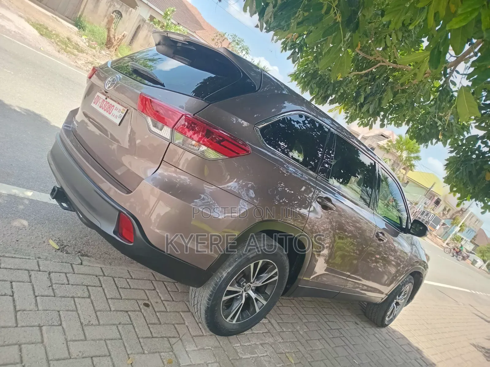 Toyota Highlander LE 2019 Brown