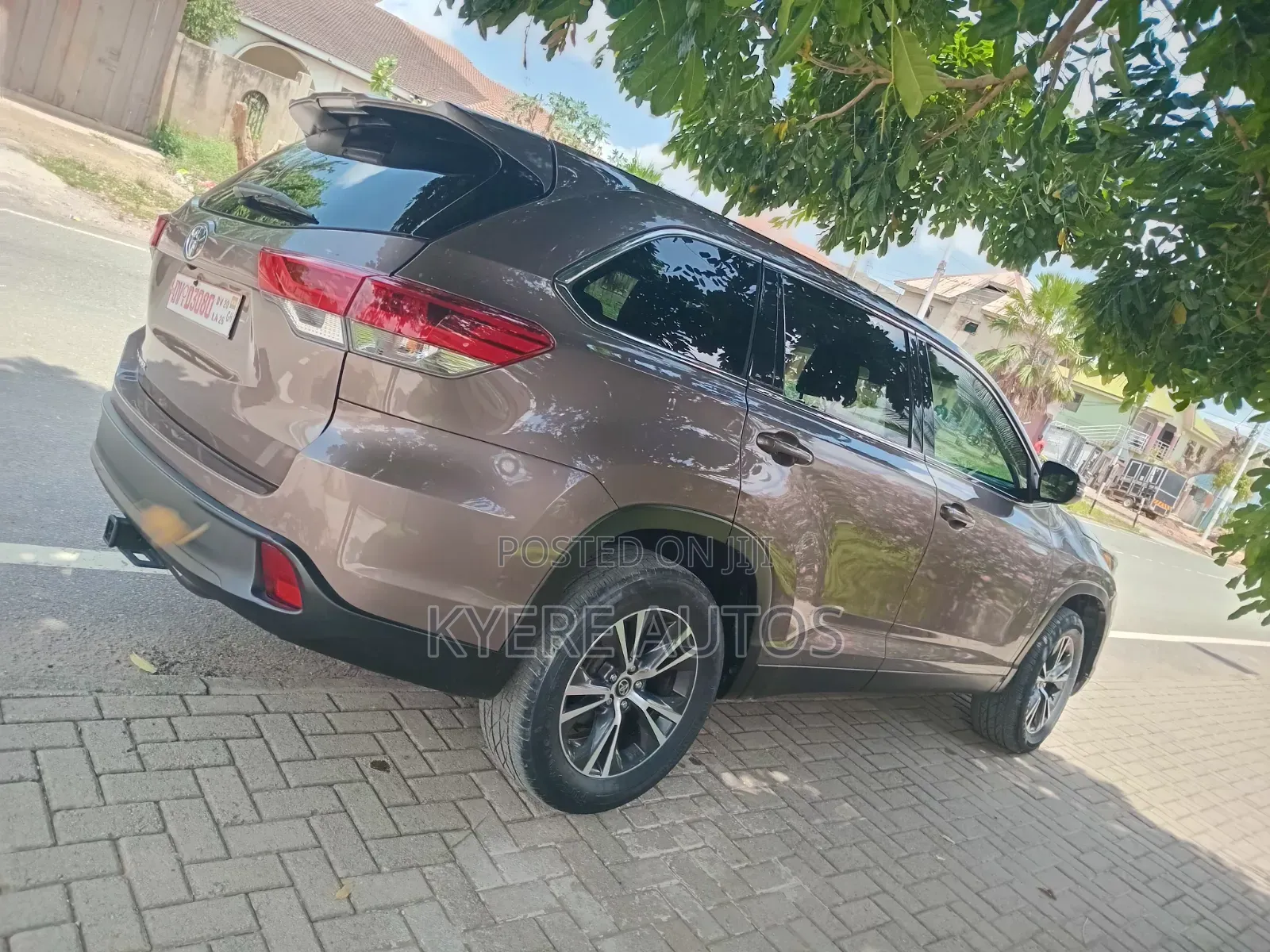 Toyota Highlander LE 2019 Brown