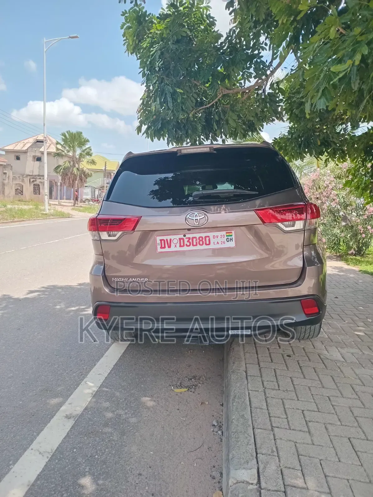 Toyota Highlander LE 2019 Brown