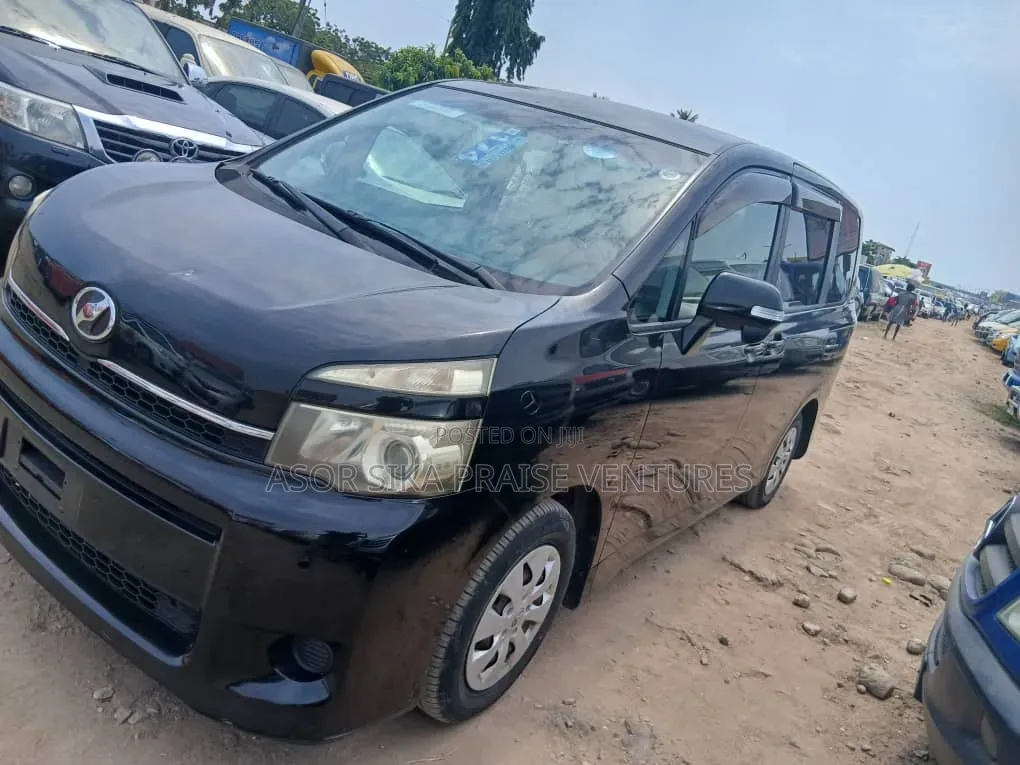 Toyota Voxy 2012 White