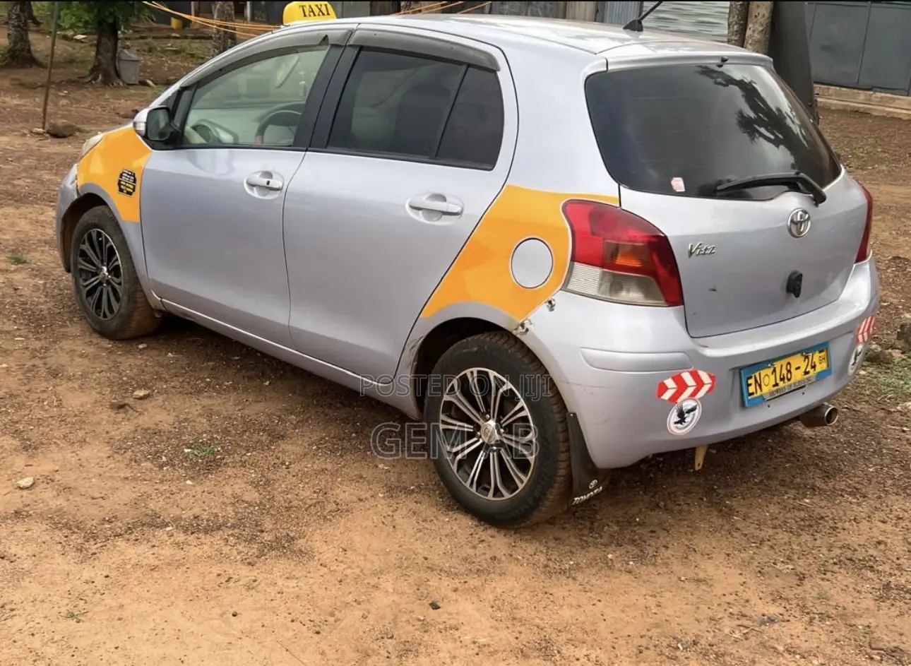Toyota Vitz 2010 Silver