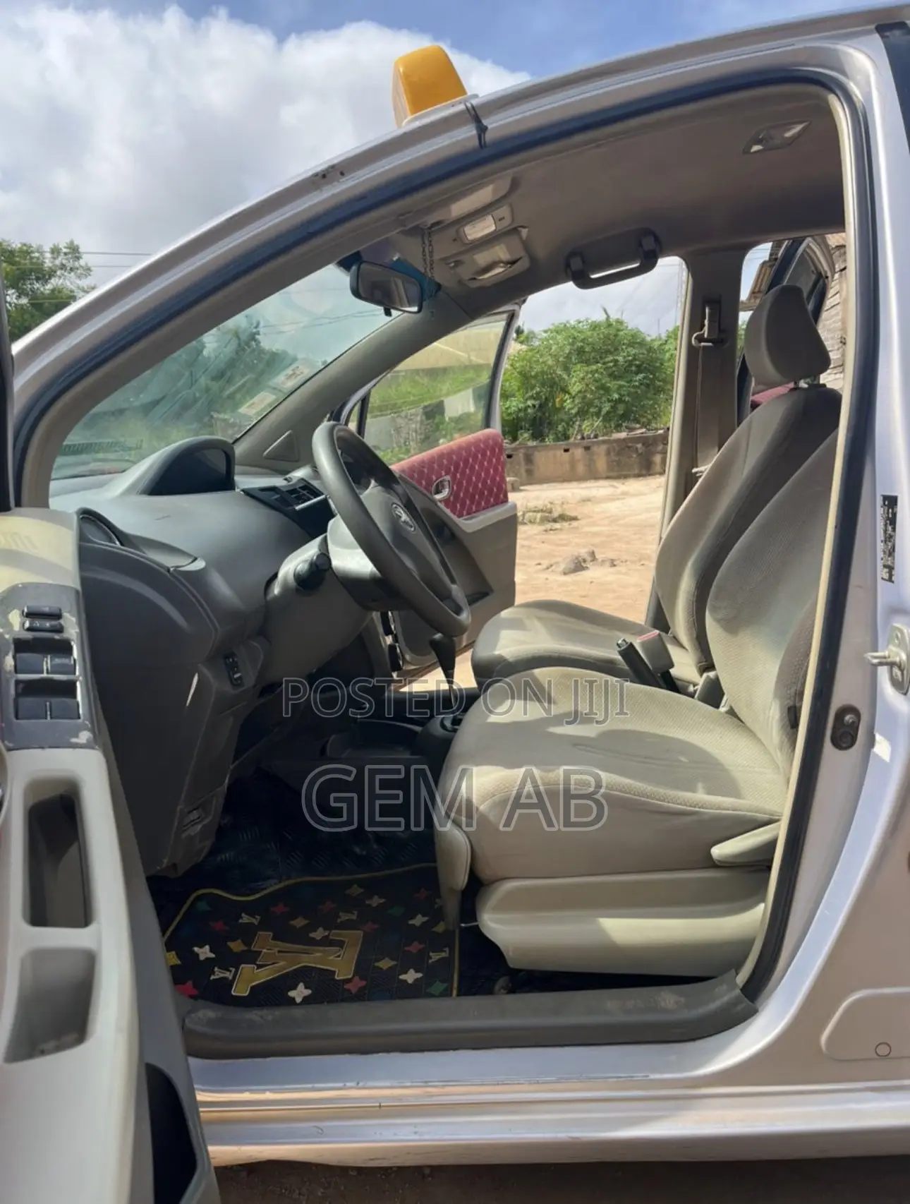 Toyota Vitz 2010 Silver