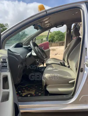 Toyota Vitz 2010 Silver