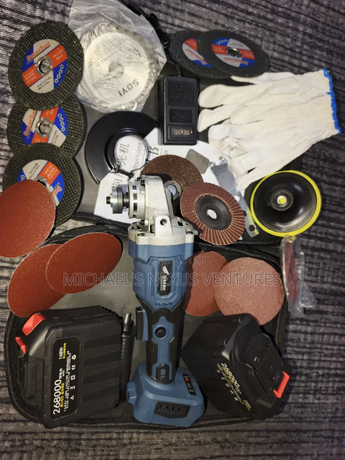 2 Batteries / Cordless Angle Grinder With Accessories