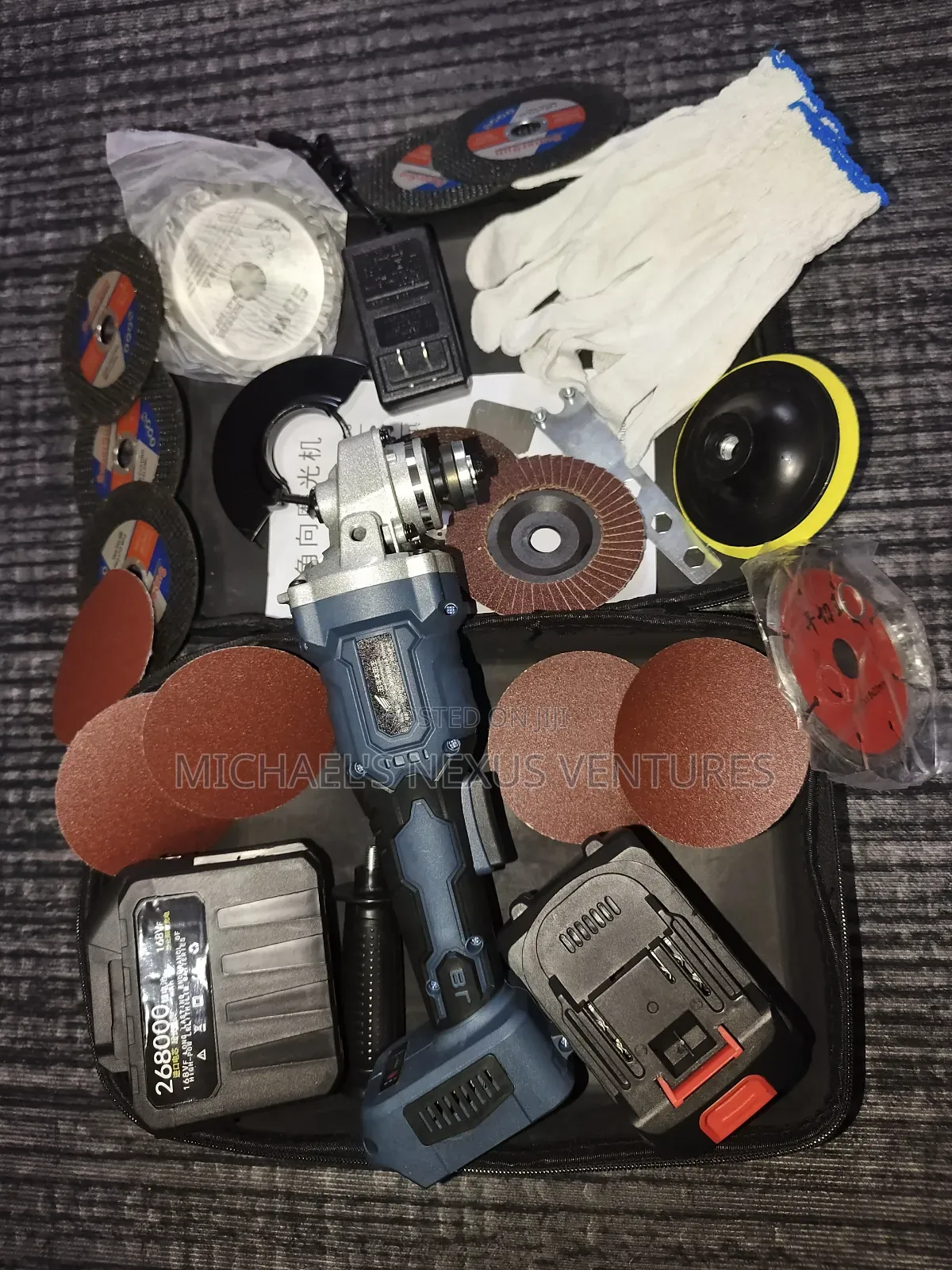 2 Batteries / Cordless Angle Grinder With Accessories