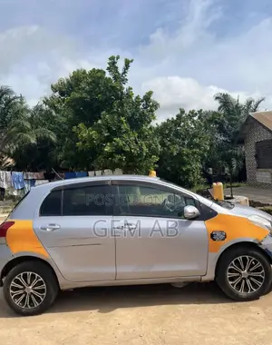 Toyota Vitz 2010 Silver