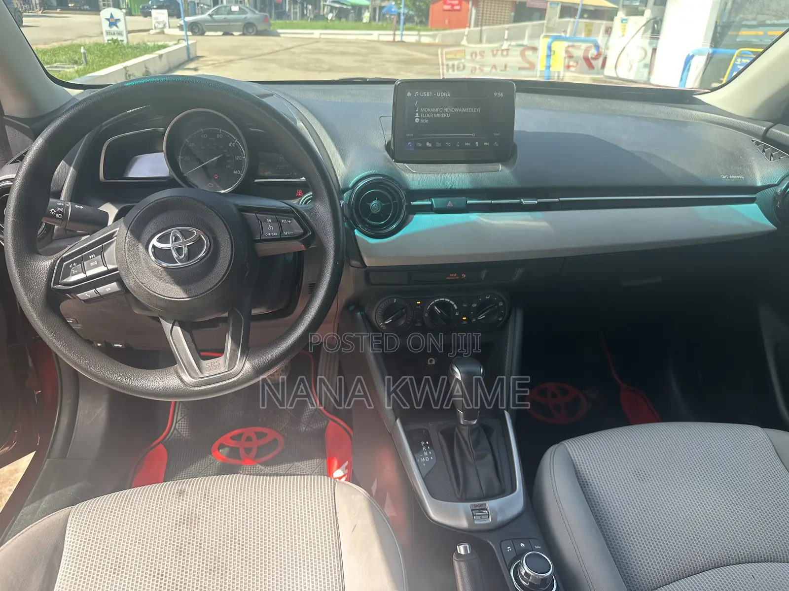 Toyota Yaris 1.5 Sedan XLE 2020 Red