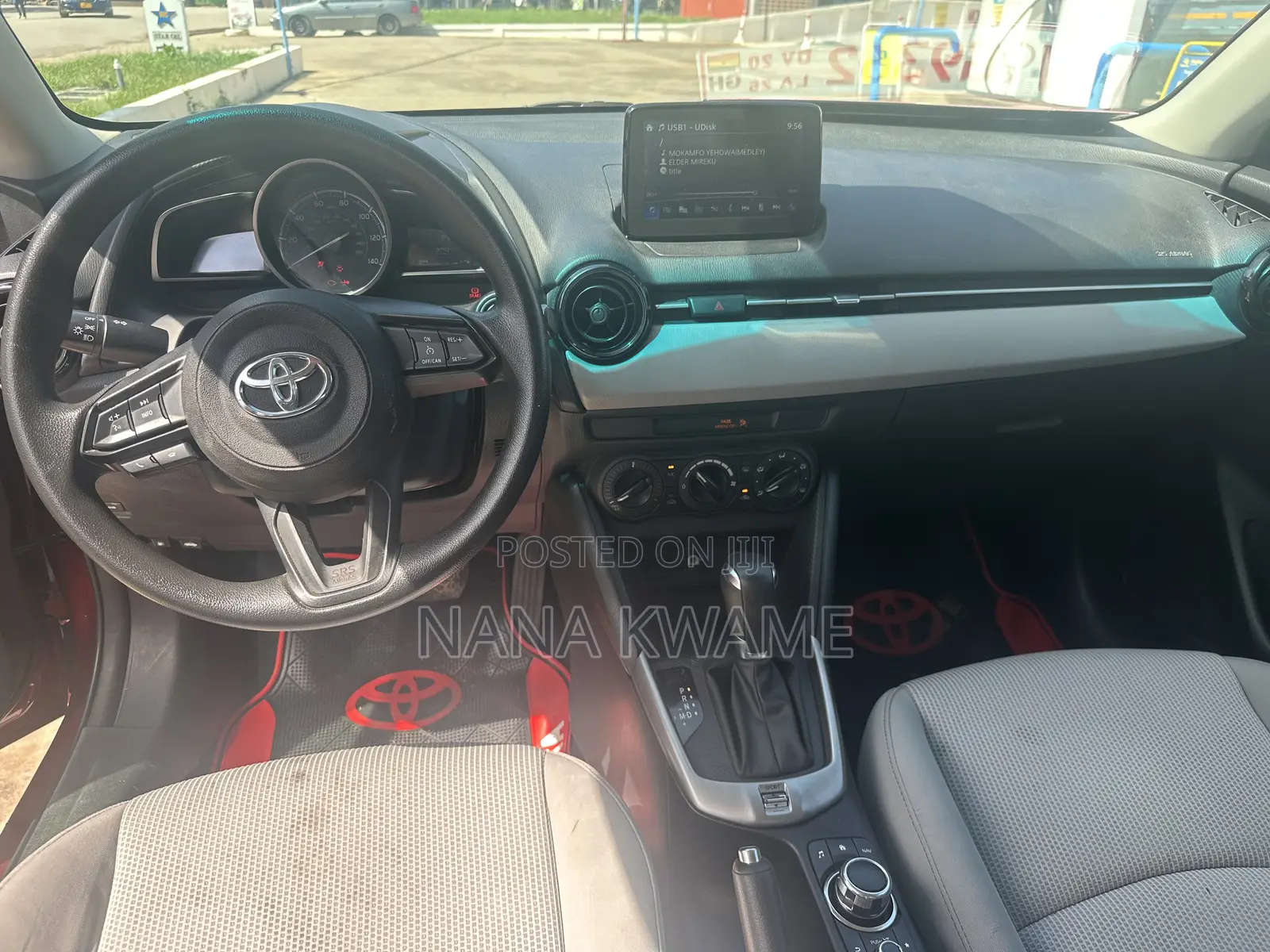 Toyota Yaris 1.5 Sedan XLE 2020 Red
