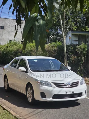 Toyota Corolla LE Special Edition 4dr Sedan (1.8L 4cyl 4A) 2013 White