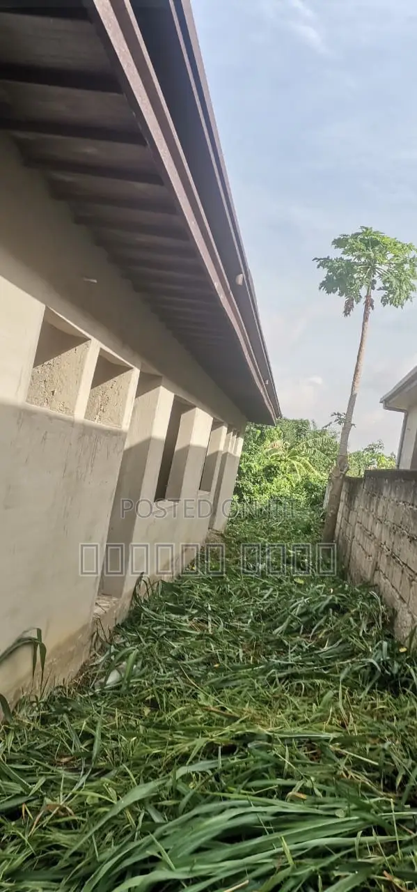 8bdrm House in Kumasi Metropolitan for sale