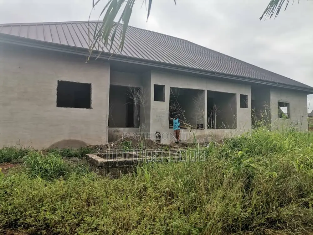 8bdrm House in Kumasi Metropolitan for sale